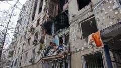 Las consecuencias del impacto de un proyectil ruso en un edificio de Jarkov
