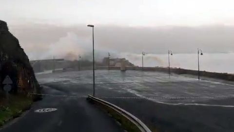 El temporal Evi engulle la costa asturiana
