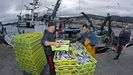 Pescadores como estos que semanas atr�s descargaban sus capturas en O Son son proveedores de un alimento sano, sostenible y que contribuye a mitigar el cambio clim�tico