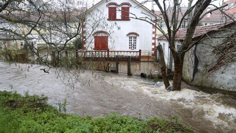 El nivel de agua del r�o C�davo creci� durante la madrugada y la ma�ana de ayer