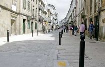 Las �ltimas se�ales de circulaci�n y bolardos de la calle se colocaron estos d�as. 