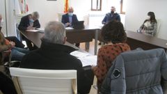 Los ediles durante el pol�mico pleno, a pocos cent�metros los unos de los otros