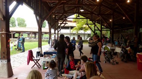 El mercadillo de Rastru, en el museo del Pueblo de Asturias, con asistentes a una sesi�n de cuentacuentos en primer t�rmino.