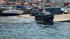 Veh�culos estacionados en una rampa en el puerto de Muros
