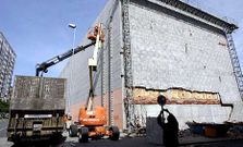 <span lang= es-es >Iniciadas las obras de emergencia</span>. La firma Hiperdeco comenz� a colocar apuntalamientos laterales para asegurar las paredes adyacentes a la m�s da�ada, desprendida parcialmente. La demolici�n cortando el muro exterior que da a la avenida de Viveiro costar� 30.000 euros y se prev� que finalice en d�as. Despu�s habr� que actuar en todo el per�metro, por un importe total de 326.000 euros.