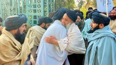 El líder talibán Khan Mohammad, recién liberado, es recibido en la ciudad afgana de Jalalabad.