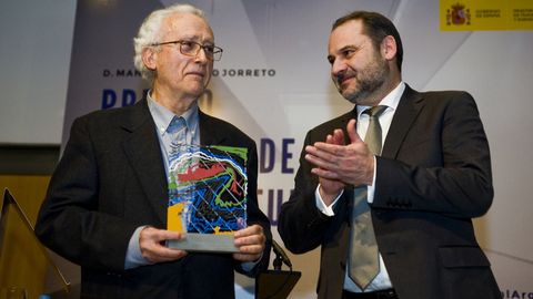 El arquitecto Gallego Jorreto, emocionado tras recoger el premio de manos del ministro Jos Luis balos