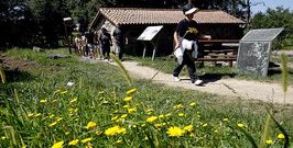 Los alumnos del curso de la USC sobre el Camino de Santiago en O Saln�s recorrieron ayer la Ruta Espiritual. 