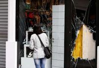 El ladr�n sali� del local destrozando el cristal situado a la derecha del establecimiento.