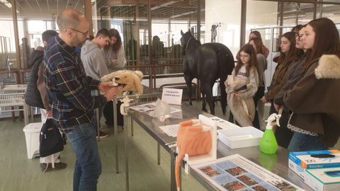 El profesor V�ctor Pereiro, a la izquierda, dando explicaciones a los alumnos en el aula de habilidades cl�nicas