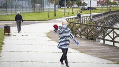 Una mujer camina por la paseo mar�timo noi�s, que en los �ltimos meses ha sufrido diversos ataques.