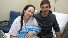 Manola y Jos� Luis con el peque�o Adr�n en el hospital Teresa Herrera de A Coru�a