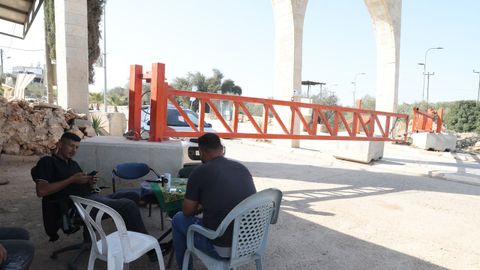 Una puerta de hierro bloquea el acceso a una localidad palestina en Cisjordania.