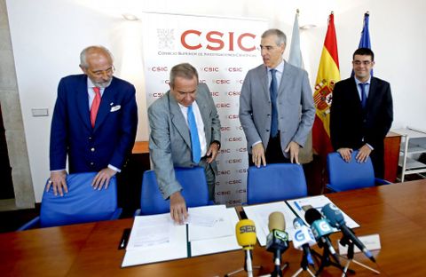 Francisco Conde (segundo por la derecha) el d�a que anunci� en Pontevedra la postura sobre Elnosa. 