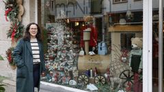Mar�a Gonz�lez ante el escaparate de Manila Sport Wear, premiado en el concurso navide�o de Xinzo de Limia.