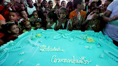 Nios cubanos, junto a una tarta de cumpleaos para Fidel Castro