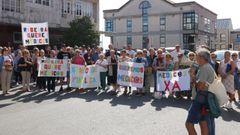 La protesta volvió a celebrarse delante del centro de salud de Ribeira