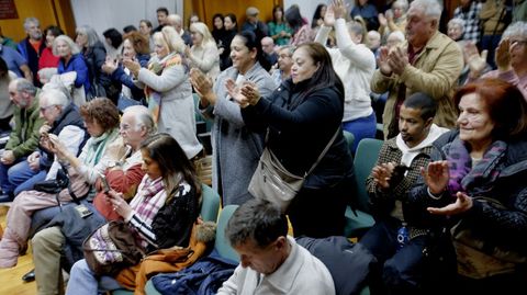 El p�blico aplaude a Tom� a la entrada del pleno en el que la oposici�n pidi� su marcha
