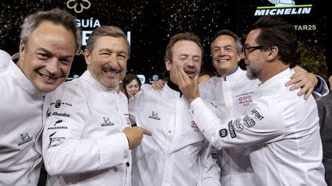 Quique Dacosta bromea con Nacho Manzano, secundado por Joan Roca y los Hermanos Torres, en la gala de entrega de las estrellas Michelin en Murcia