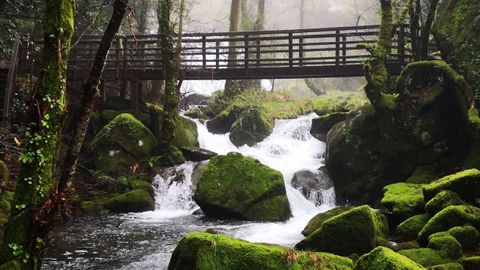 Las diferentes fervenzas que genera el río pueden verse gracias a su paseo de madera