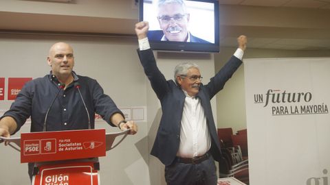 El candiato independiente Jos� Manuel Fl�rez  Floro  (d) celebra el triunfo en las primarias del PSOE de Gij�n, en compa��a del secretario general del partido, Monchu Garc�a