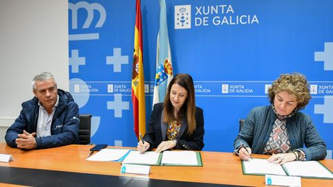 l director xeral de Defensa do Monte, junto a la conselleira do Medio Rural y la responsable de Seaga