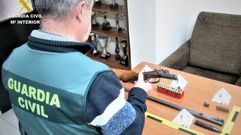 Un Guardia Civil inspecciona el arma incautada