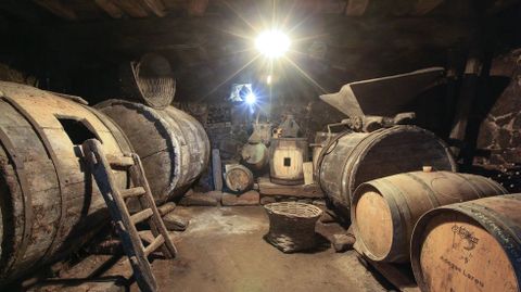 La antigua bodega de Primitivo Lareu, con las barricas de los vinos de crianza a la derecha