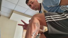 Lucas posa con la camiseta de Argentina y su tatuaje de la copa del Mundial Qatar