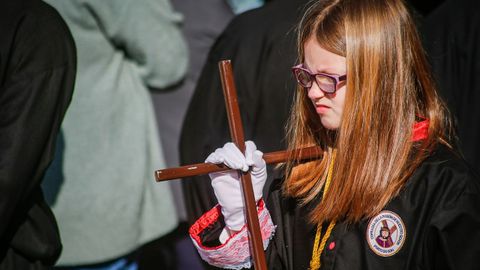 Los sonenses salieron a contemplar el paso de una procesin que parti de la iglesia parroquial para llegar a la capilla de A Atalaia.