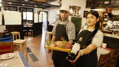 Yoel Herrera y su pareja, Ariana Nicole Yen Negrini, dirigen y trabajan desde hace varias semanas el Mes�n Do�a In�s, situado en el edificio Parquemar