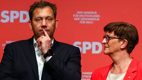 Lars Klingbeil y Saskia Esken, líderes del SPD, asisten a una llamada conferencia de diálogo del Partido Socialdemócrata el 26 de abril.