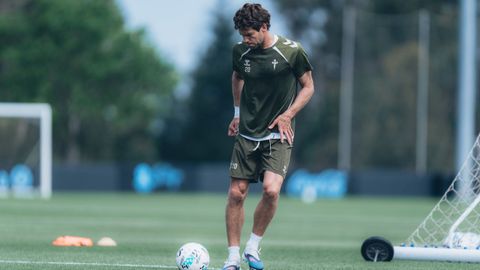 El central del Celta Marcos Alonso, en un entrenamiento.