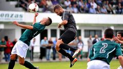 Dopico cabecea un bal�n en el duelo de A Pedreira