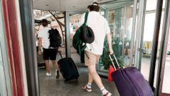 Varias personas con maletas entran en la estacin Puerta de Atocha-Almudena Grandes