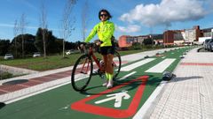 Moncha Moledo ca equipaci�n do Club Ciclista Barbanza no carril bici de Boiro