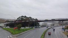 Decenas de veh�culos atascados este lunes en el acceso al Chuac