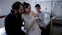 El primer coru��s del a�o, nacido en la maternidad Bel�n, se llama Ant�n. En la foto, con sus padres y su t�o