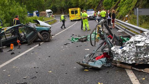 El coche en el que viajaban las v�ctimas qued� destrozado tras chocar contra un cami�n