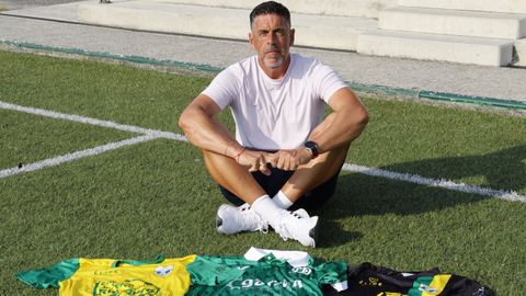 Julio C�sar Castro loce as camisetas do R�o Ouro e outra do Burela sobre o c�spede de O �rbol.
