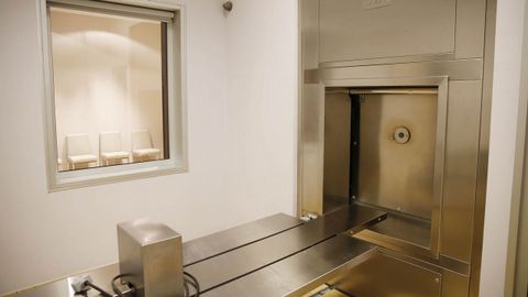 En la mayor�a de crematorios, la familia puede ser testigo de la incineraci�n desde una sala anexa.En la mayor�a de crematorios, la familia puede ser testigo de la incineraci�n desde una sala anexa