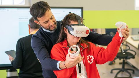 El nuevo proyecto lo promueve Cruz Roja de Lugo y se dirige a pacientes con daño cerebral. Un investigador del grupo, Pablo Campo, instruye a una profesional en el manejo de los dispositivos