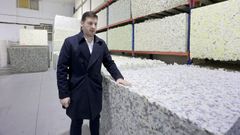 Javier Castro, de Espomasa, explica qu� hacen en su planta de Melide, que ahora ampliar�n en Palas de Rei