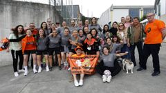 Las jugadoras del Burela FS, antes de salir en autob�s para Madrid