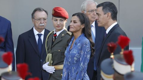 La princesa Leonor, la reina Letizia, y el presidente del Gobierno, Pedro Snchez, a su llegada al desfile