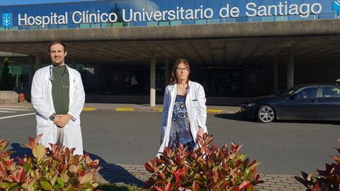 Adri�n Mosquera y Sonia Gonz�lez frente al CHUS.