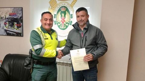 Juan Carlos Nogueiras, jefe del destacamento de Ourense de la Guardia Civil de Trfico, entreg a David lvarez una carta de agradecimiento