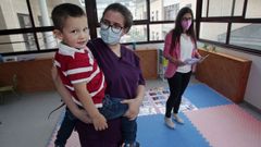 El hijo de Tania con la fisioterapeuta y la directora de la unidad de Quiroga