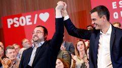 El presidente del Gobierno, Pedro S�nchez (d), junto al candidato a la Presidencia del Principado, Adri�n Barb�n (i), durante el mitin de Gij�n 