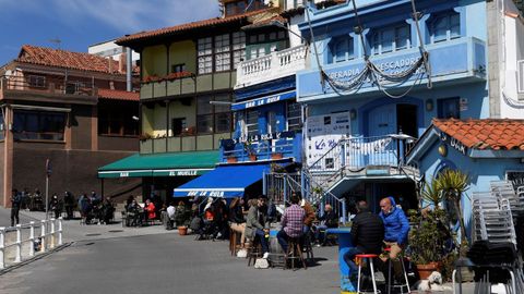 Ambiente en el muelle de Luanco